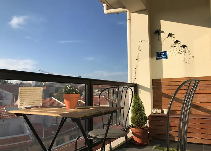 Top Floor Apartment With Sunny Balconies