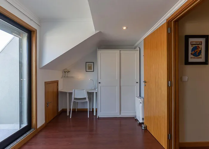 Top Floor Apartment With Sunny Balconies
